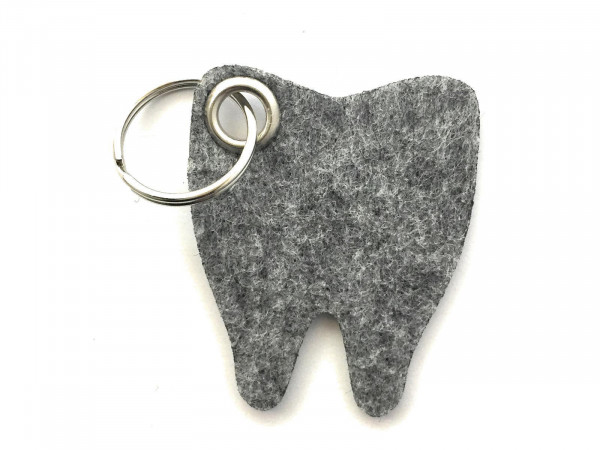 Backen - Zahn - Filz-Schlüsselanhänger - Farbe: grau meliert - optional mit Gravur / Aufdruck