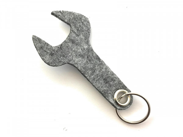 Schraubenschlüssel / Werkzeug - Filz-Schlüsselanhänger - Farbe: grau meliert - optional mit Gravur /