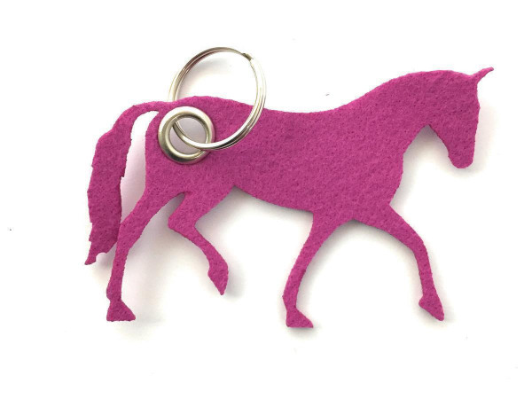Pferd / Dressur / Reiten /laufend - Filz-Schlüsselanhänger - Farbe: magenta - optional mit Gravur /