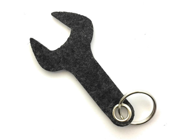 Schraubenschlüssel / Werkzeug - Filz-Schlüsselanhänger - Farbe: schwarz meliert - optional mit Gravu